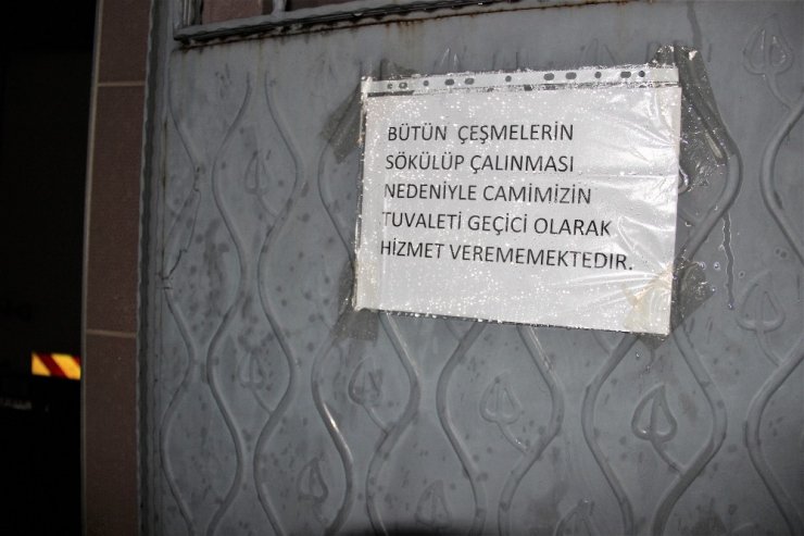 Caminin musluklarını güpegündüz çaldı