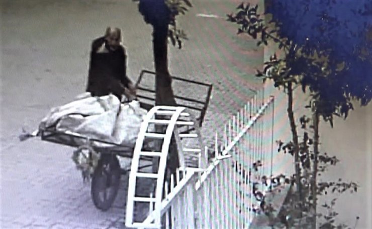 Caminin musluklarını güpegündüz çaldı