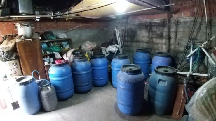 Ayvalık’ta jandarma 2 bin 400 litre kaçak içki ele geçirildi