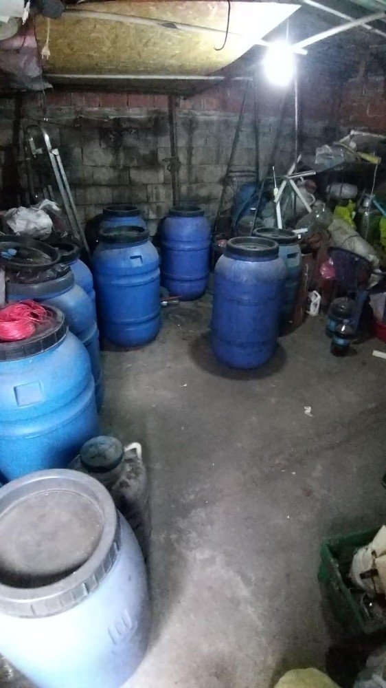 Ayvalık’ta jandarma 2 bin 400 litre kaçak içki ele geçirildi