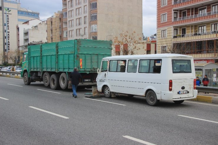 Servis minibüsü ile kamyon çarpıştı, 6 zeytin işçisi yaralandı