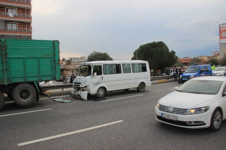 Servis minibüsü ile kamyon çarpıştı, 6 zeytin işçisi yaralandı
