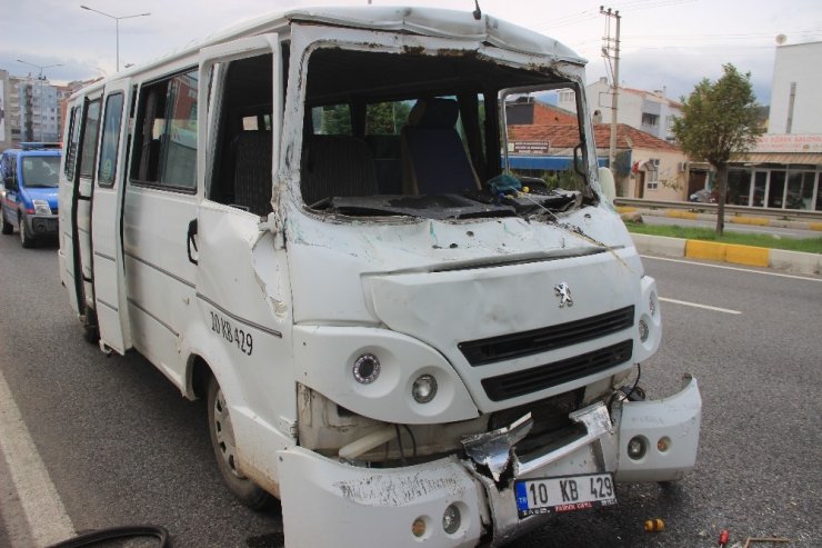 Servis minibüsü ile kamyon çarpıştı, 6 zeytin işçisi yaralandı