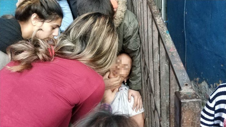 Evi yakanı bulun diye feryat edip bayıldı, evi yaktığı için gözaltına alındı