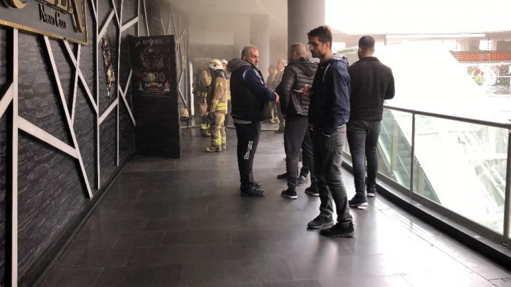 Beylikdüzü’nde AVM’de yangın paniği