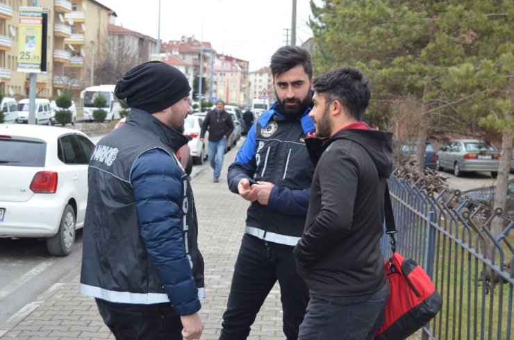 Lise önlerinde uyuşturucuya karşı uygulama yapıldı