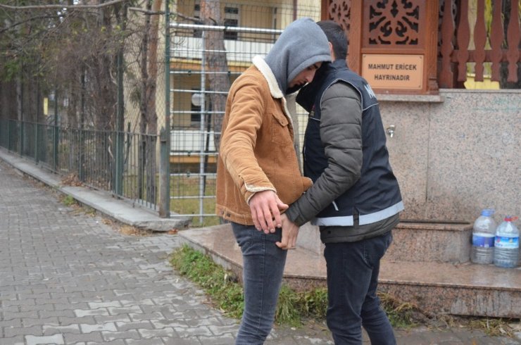 Lise önlerinde uyuşturucuya karşı uygulama yapıldı