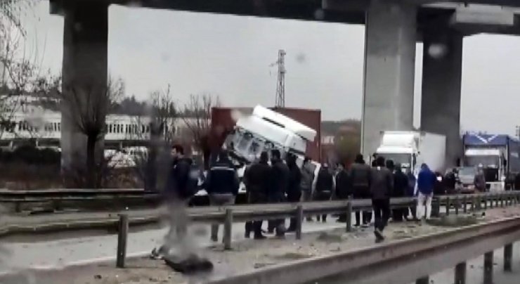 İki tır çarpıştı, kilometrelerce araç kuyruğu oluştu