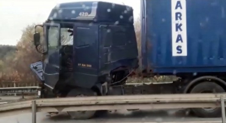 İki tır çarpıştı, kilometrelerce araç kuyruğu oluştu