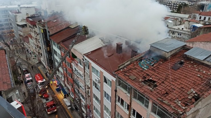 Şehrin göbeğinde korkutan yangın, 5 kişi hastaneye kaldırıldı