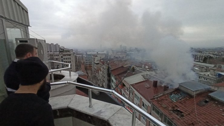 Şehrin göbeğinde korkutan yangın, 5 kişi hastaneye kaldırıldı