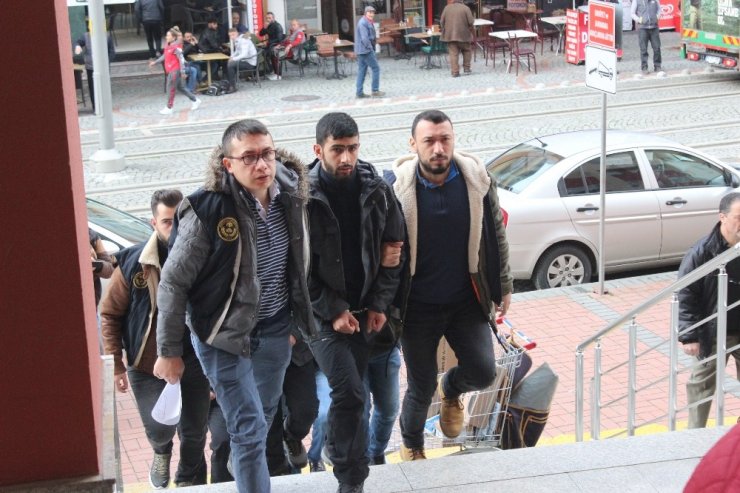 Çatışma bölgesine gitmeye çalışan DEAŞ şüphelileri sınırı geçmeye çalışırken yakalandı