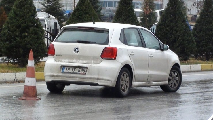 Yolun karşısına geçmeye çalışan yayalara otomobil çarptı