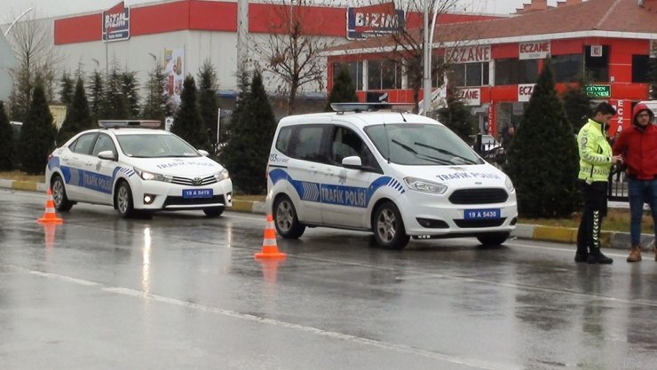 Yolun karşısına geçmeye çalışan yayalara otomobil çarptı