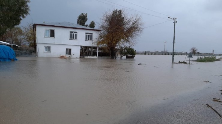 Sel suları Kadirli-Adana karayolunu ulaşıma kapattı