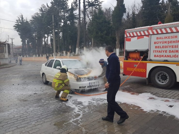 Dursunbey’de alev alan otomobili itfaiye söndürdü