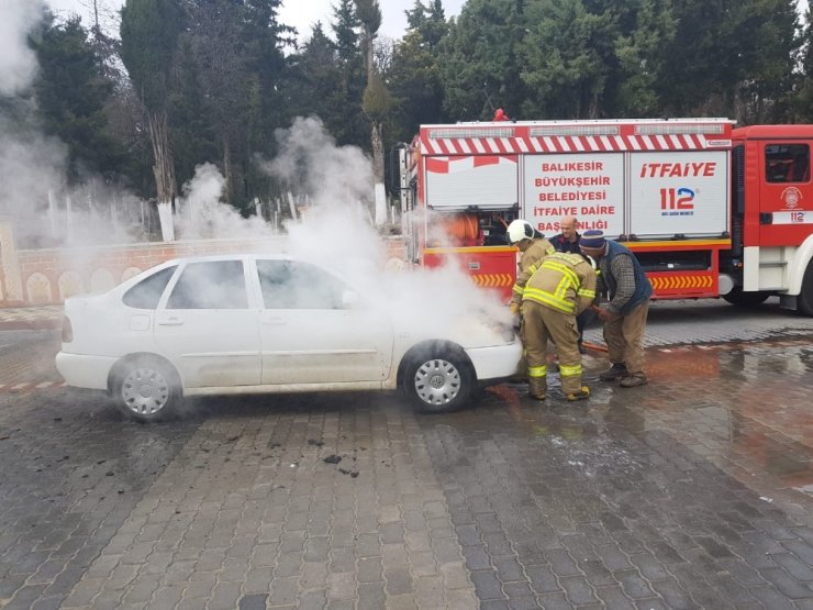 Dursunbey’de alev alan otomobili itfaiye söndürdü