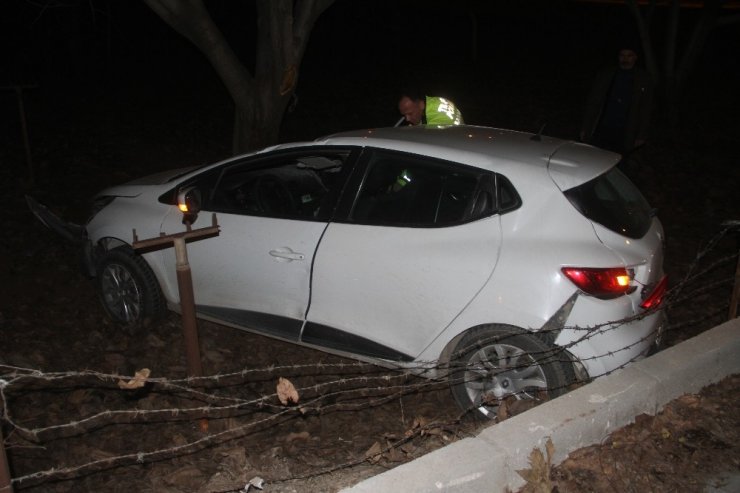 Elazığ’da otomobil bahçeye uçtu: 2 yaralı