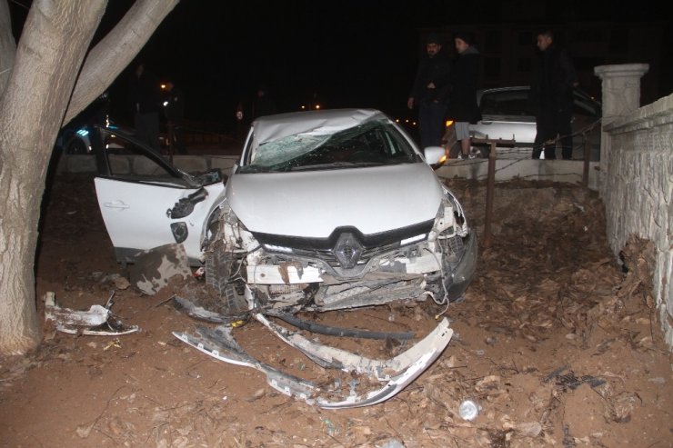 Elazığ’da otomobil bahçeye uçtu: 2 yaralı