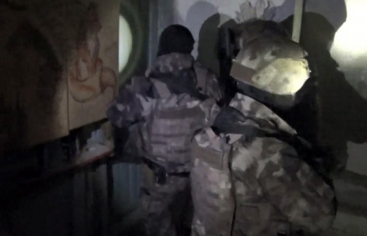 Elazığ’da kapılar kırıldı, uyuşturucu tacirleri yakalandı: 6 gözaltı
