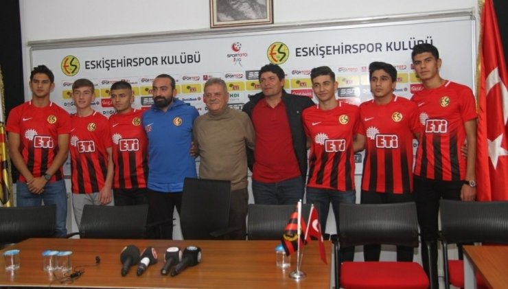 Eskişehirspor’da altyapıdan 6 oyuncu profesyonel oldu