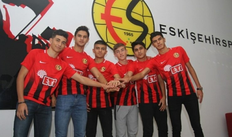 Eskişehirspor’da altyapıdan 6 oyuncu profesyonel oldu