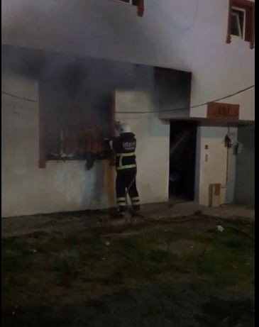 Eve atılan yanıcı madde yangın çıkardı, 5 kişi hastanelik oldu