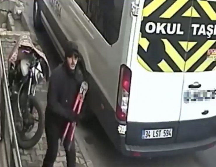 Eyüpsultan’da motosiklet hırsızının pes dedirten rahatlığı kamerada