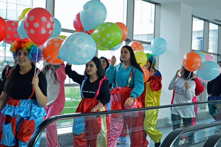 Genç sağlıkçılardan hasta çocuklara moral ziyareti