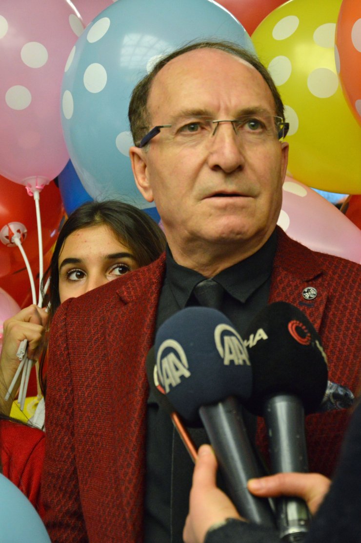 Genç sağlıkçılardan hasta çocuklara moral ziyareti