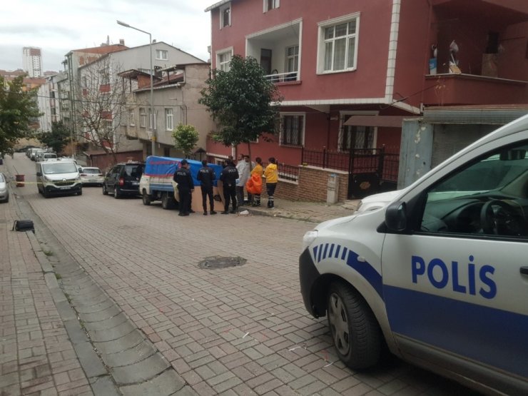 Güngören’de kamyonetin altında erkek cesedi bulundu