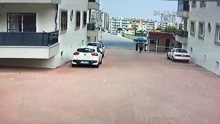Şiddetli rüzgar yaşlı kadını savurup yere düşürdü