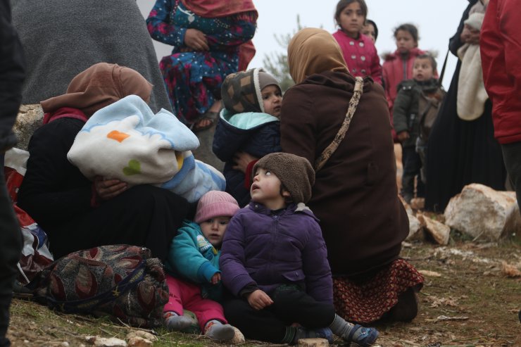 İdlib'den göç eden aileler çadırlara yerleştiriliyor