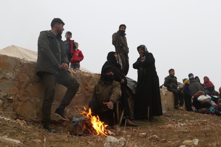 İdlib'den göç eden aileler çadırlara yerleştiriliyor