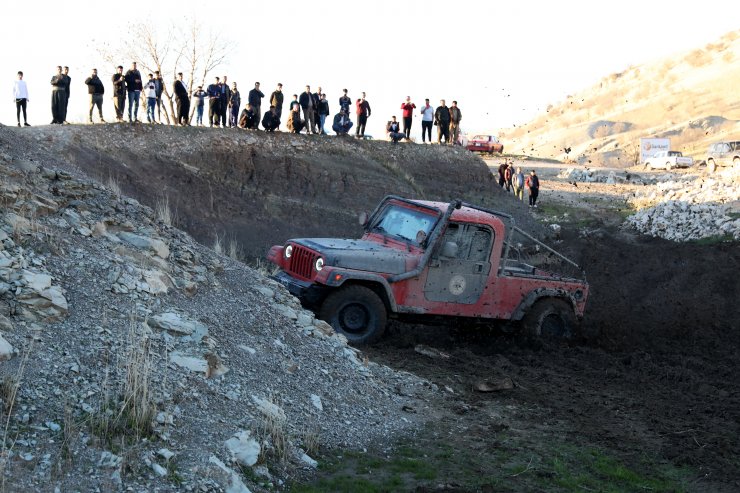 Irak'ta off-road tutkunu gençler nefes kesiyor