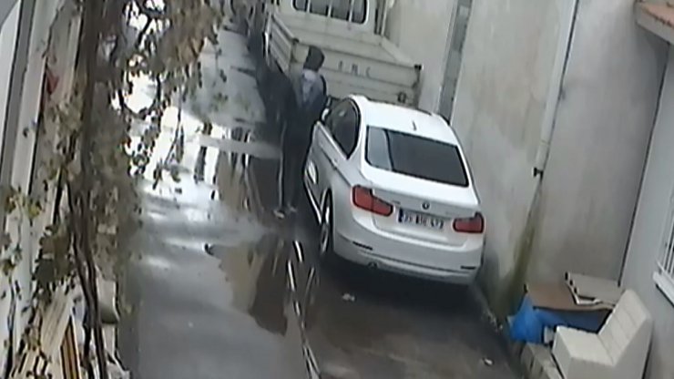 İzmir'de araçlardan hırsızlık yapan zanlı güvenlik kamerasına takıldı