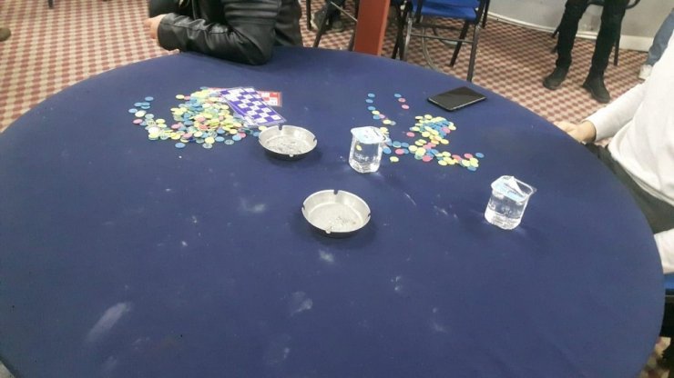 İzmir’de çay ocaklarına kumar operasyonu: 33 kişi yakalandı