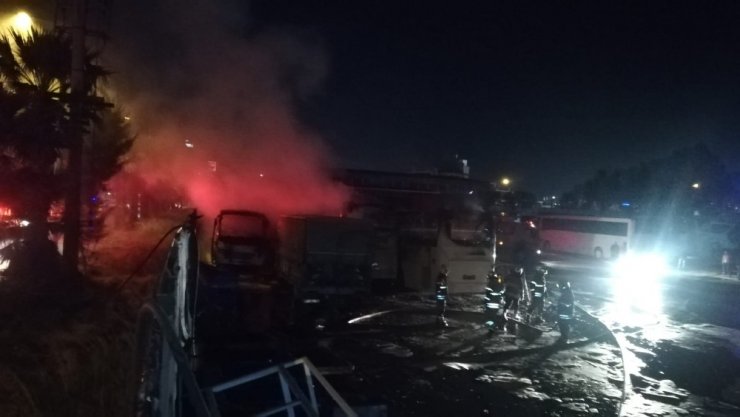 İzmir’de servis bakım alanında yangın: 6 araç yanarak küle döndü