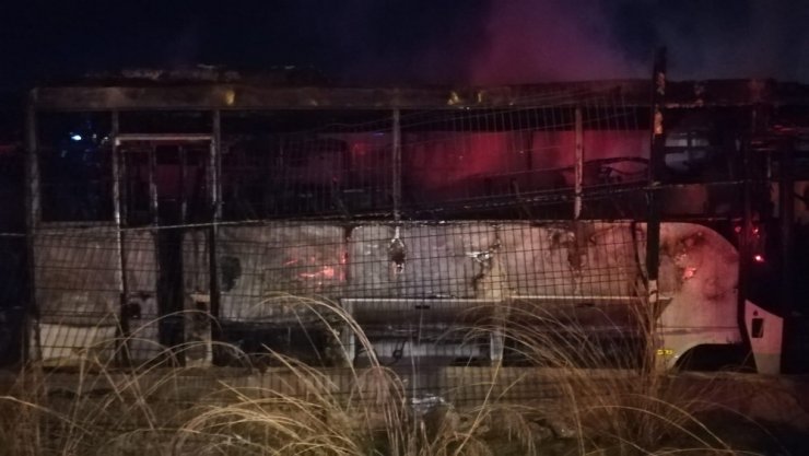 İzmir’de servis bakım alanında yangın: 6 araç yanarak küle döndü