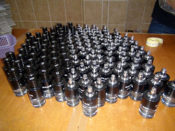 Polisten sahte parfüm operasyonu: 150 bin şişe ele geçirildi