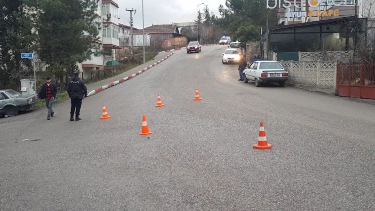 Seyir halindeyken halk otobüsünün kırılan kapısından düştü