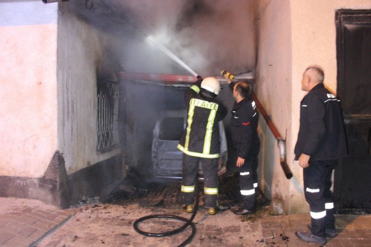 Garajdaki hafif ticari araç yanarak kullanılamaz hale geldi