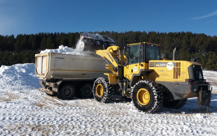 Kars'ta yapılacak şehit heykelleri için kamyonlarla kar taşınıyor
