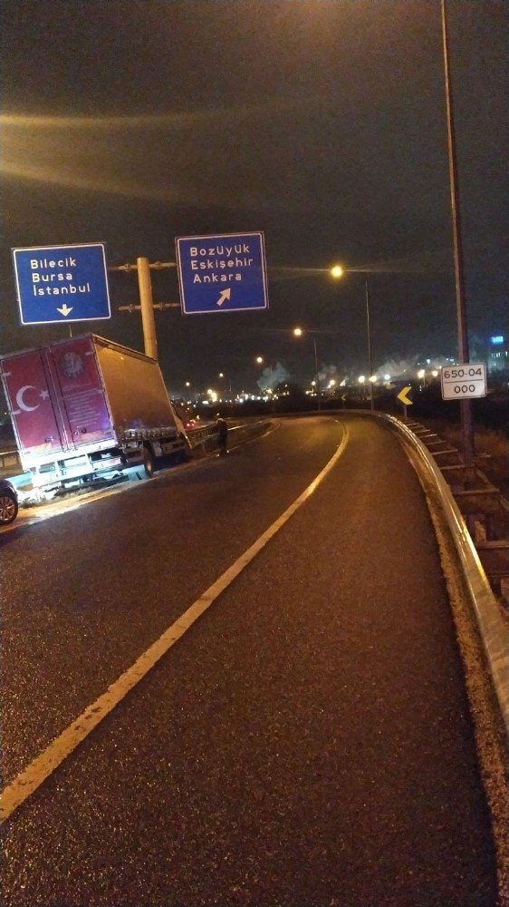 Kamyon elektrik direğine çarptı; 1 yaralı