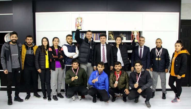 Kilisli sporcular şampiyonluk sevincini Rektör Karacoşkun’la paylaştı