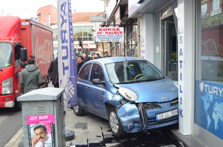 Kırklareli’de kontrolden çıkan otomobil iş yerine daldı