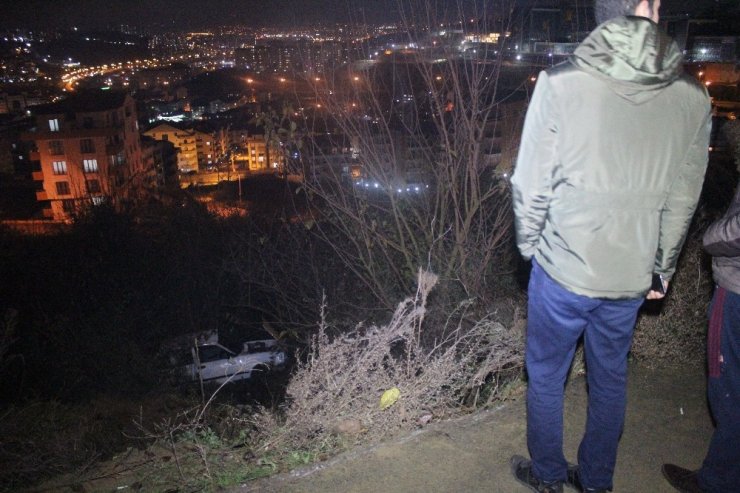 Yoldan çıkan otomobil 20 metre aşağı uçtu: 3 yaralı