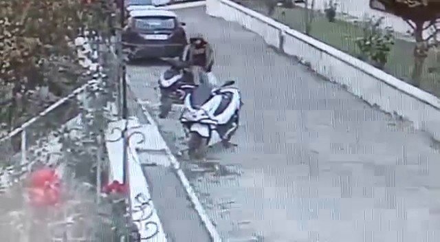 Kuşadası’nda motor hırsızlığı kameraya yansıdı