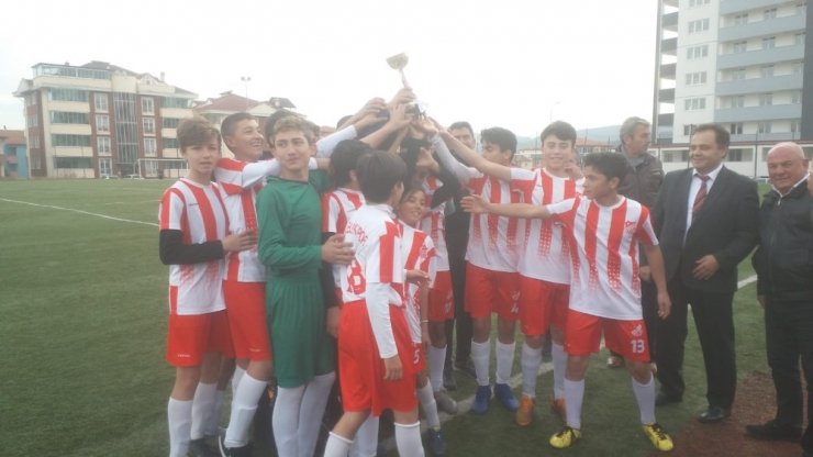 Ligde 12’de 12 yapan Bilecikspor U14 Gençler Ligi şampiyonu oldu
