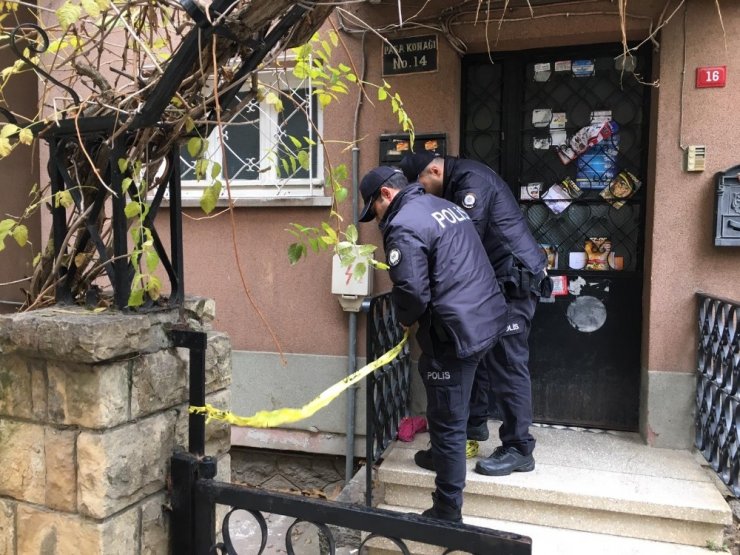 Temizlik işçisi kadın cam silerken 3. kattan aşağı düştü